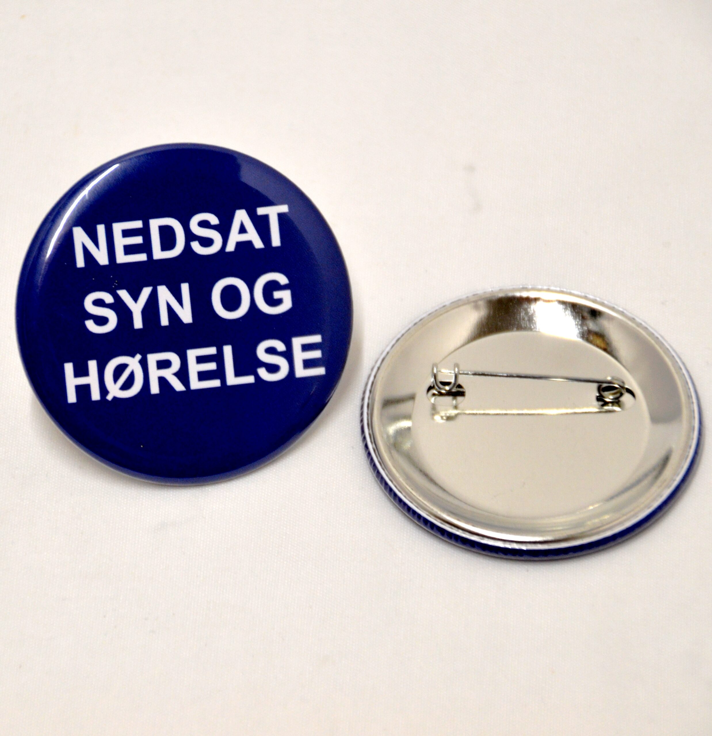 Badge Nedsat syn og hørelse med nål  Ø56mm.